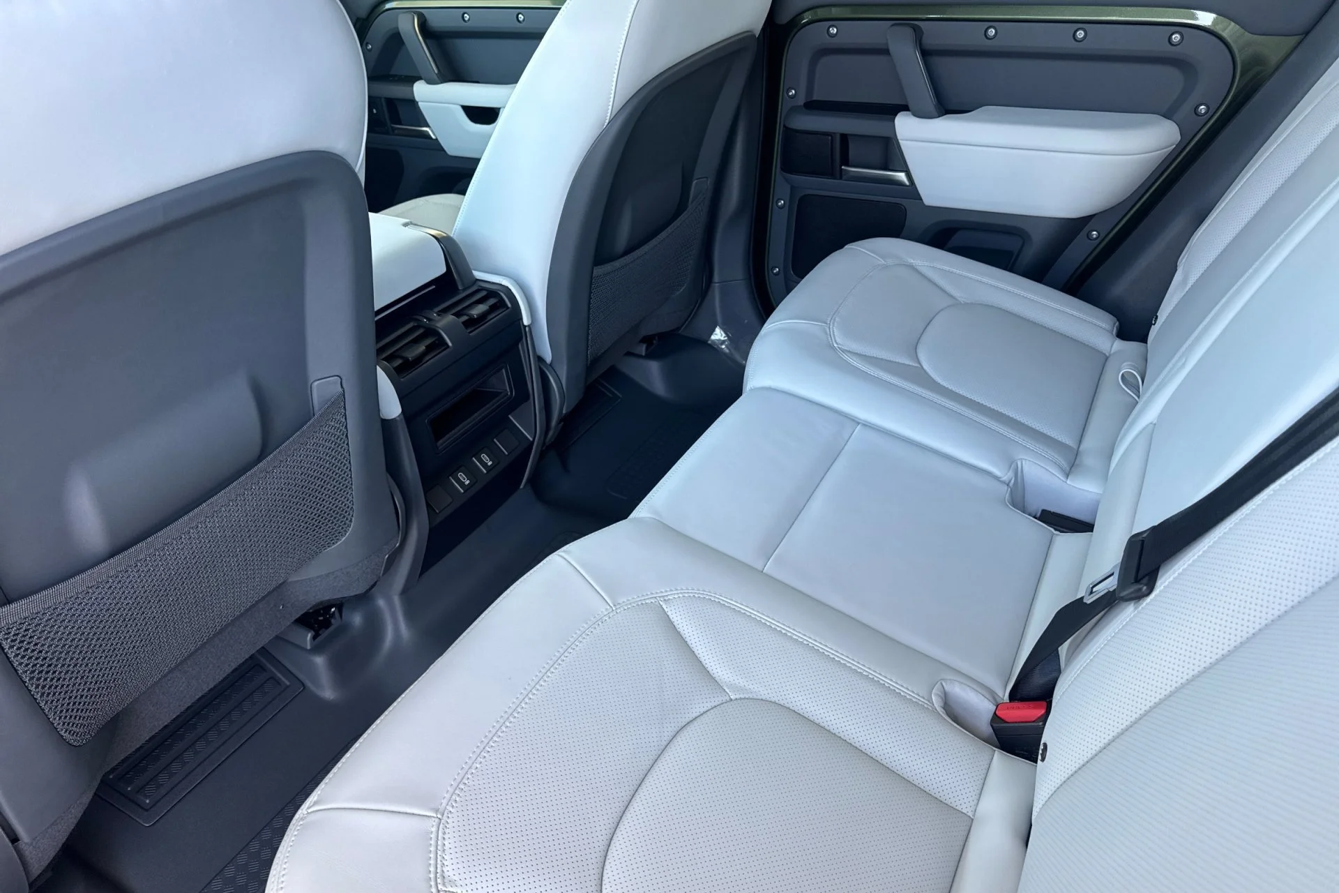 New 2026 WOOLSTONE GREEN Land Rover X-Dynamic SE image 4
