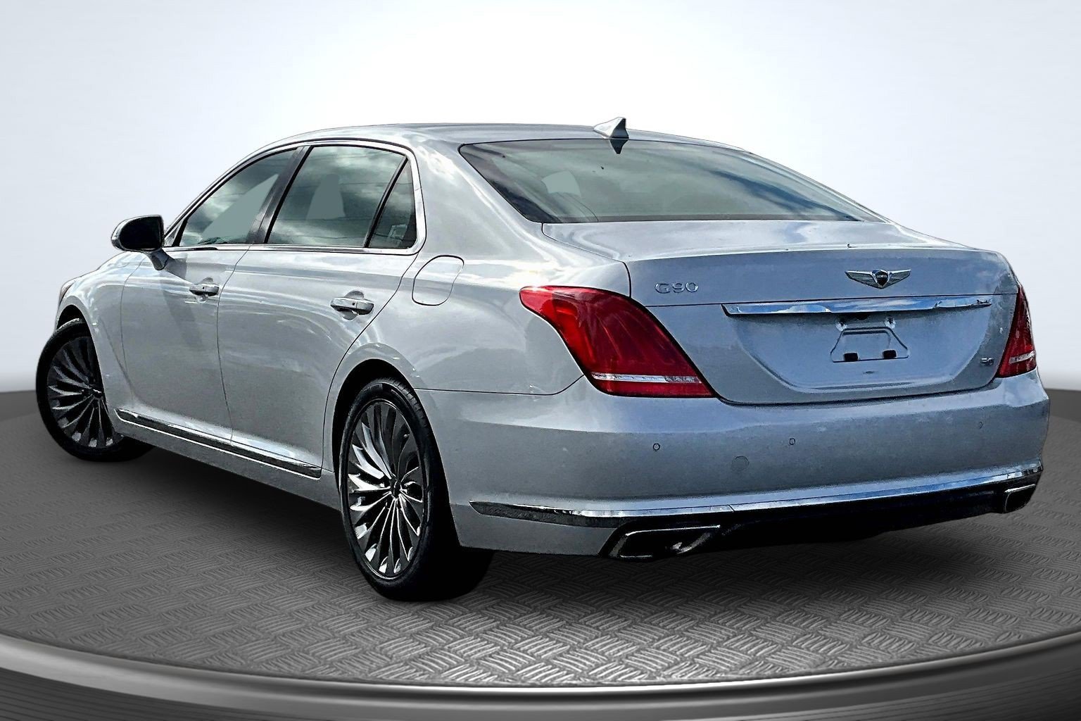 Used 2017 Silver Genesis 5.0 Ultimate image 3