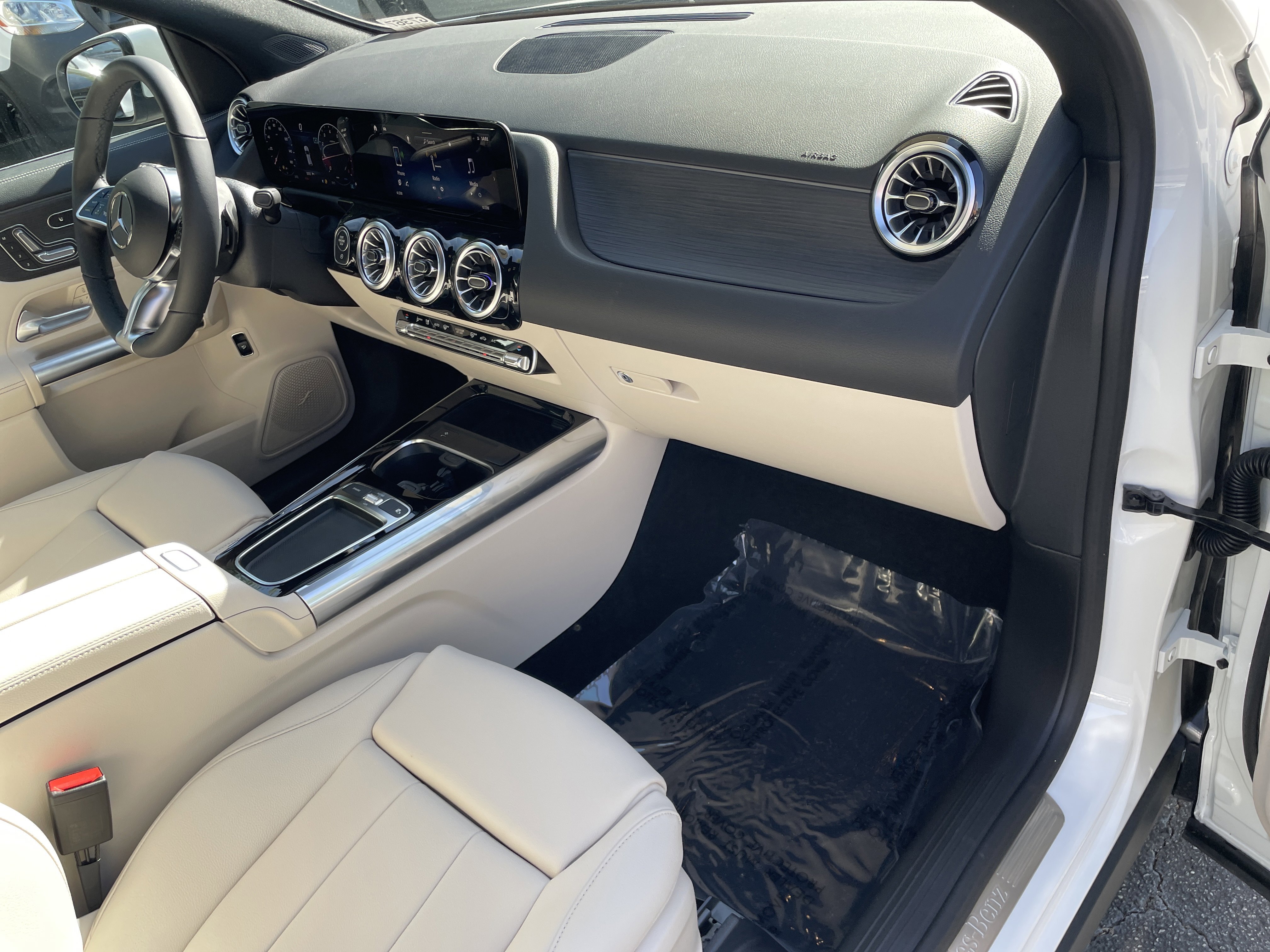 New 2026 Polar White Mercedes-Benz GLA 250 SUV image 42