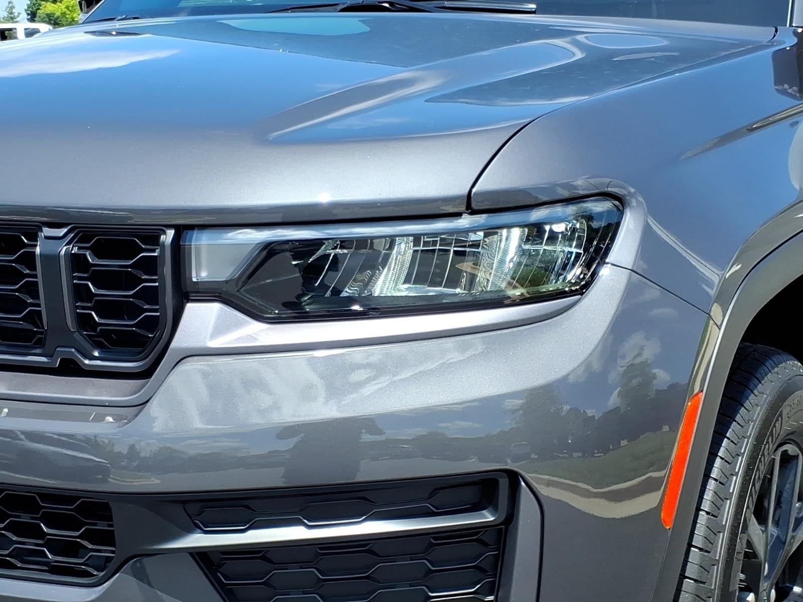 New 2026 Baltic Gray Metallic Clear-Coat Exterior Paint Jeep Laredo Altitude image 16