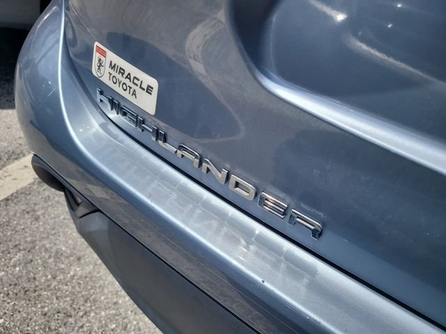 Used 2023  Toyota LE image 9