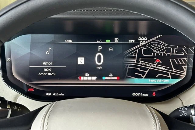 New 2026 Obsidian Black in Gloss Finish Land Rover SE image 23