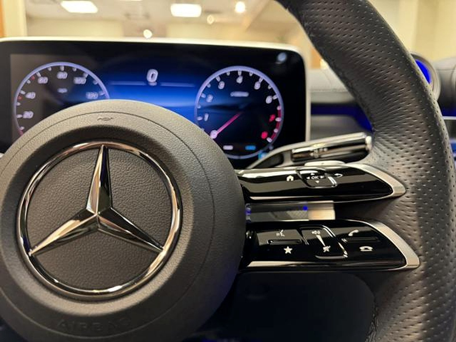Certified Used 2025 Graphite Grey Metallic Mercedes-Benz 4MATIC® image 19