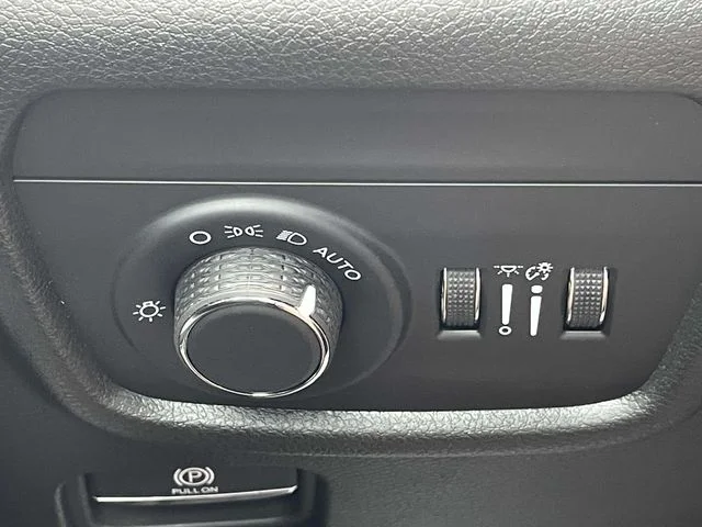 New 2025 Silver Zynith Exterior Paint Jeep Altitude image 28