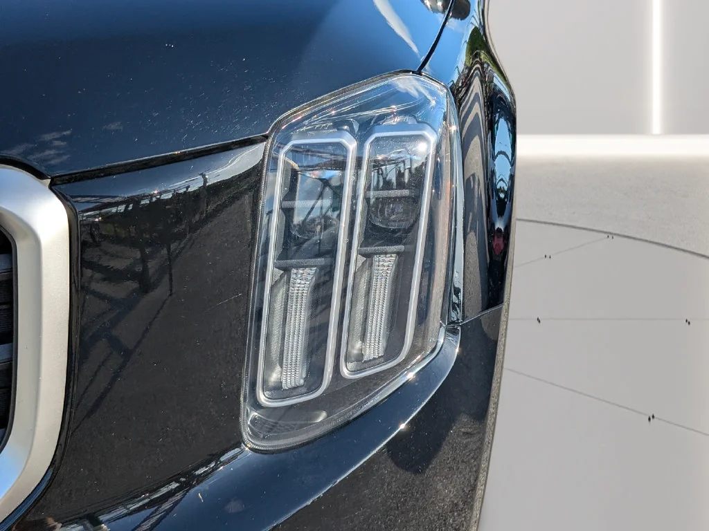 Used 2025 Black Kia S image 7