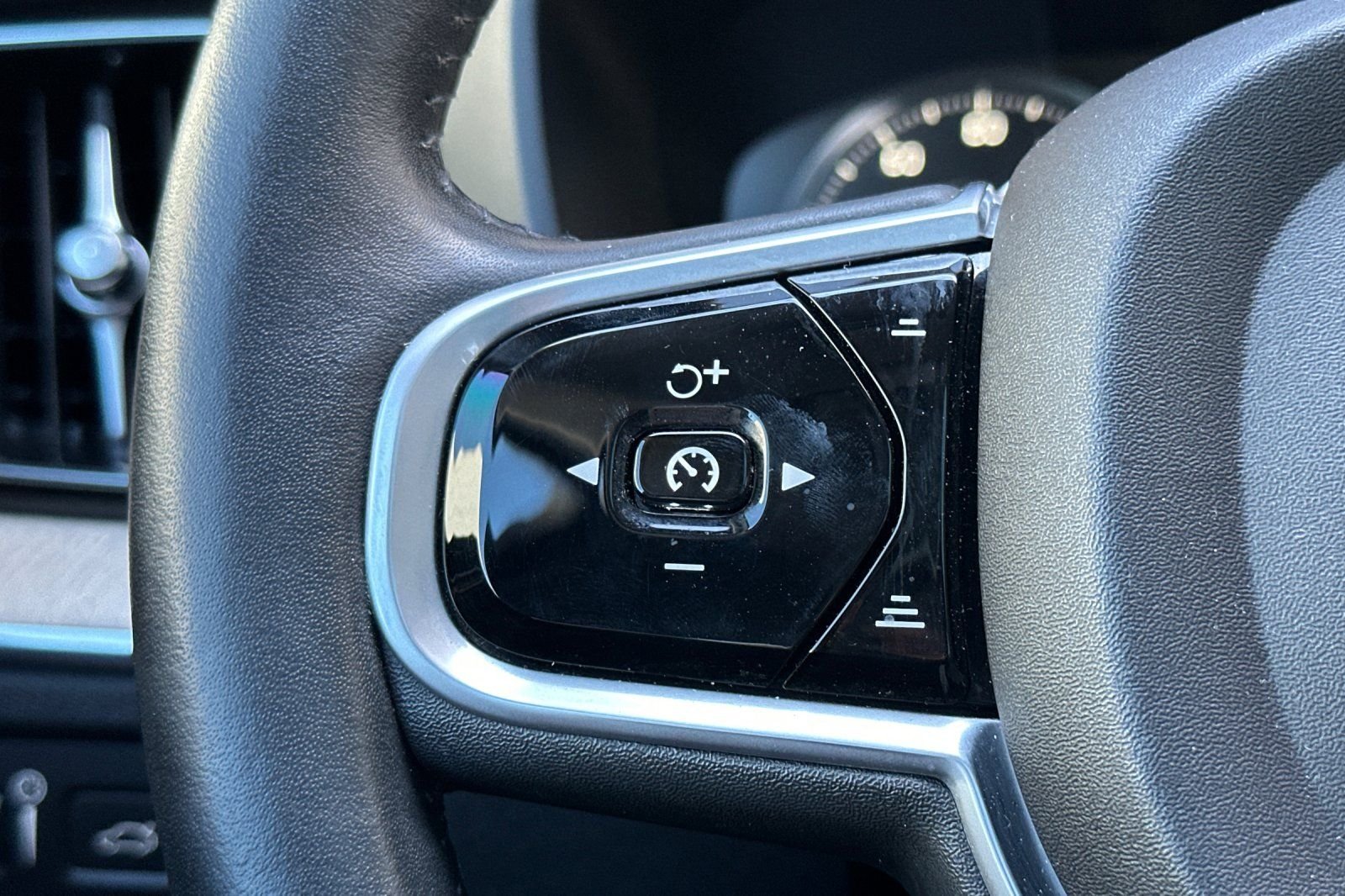 Used 2018 White Volvo T8 Inscription image 27