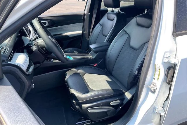 Certified Used 2025 White Jeep Latitude image 27