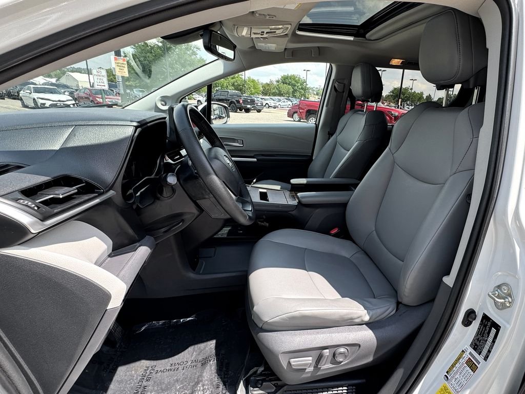 Used 2021 White Toyota XLE image 19