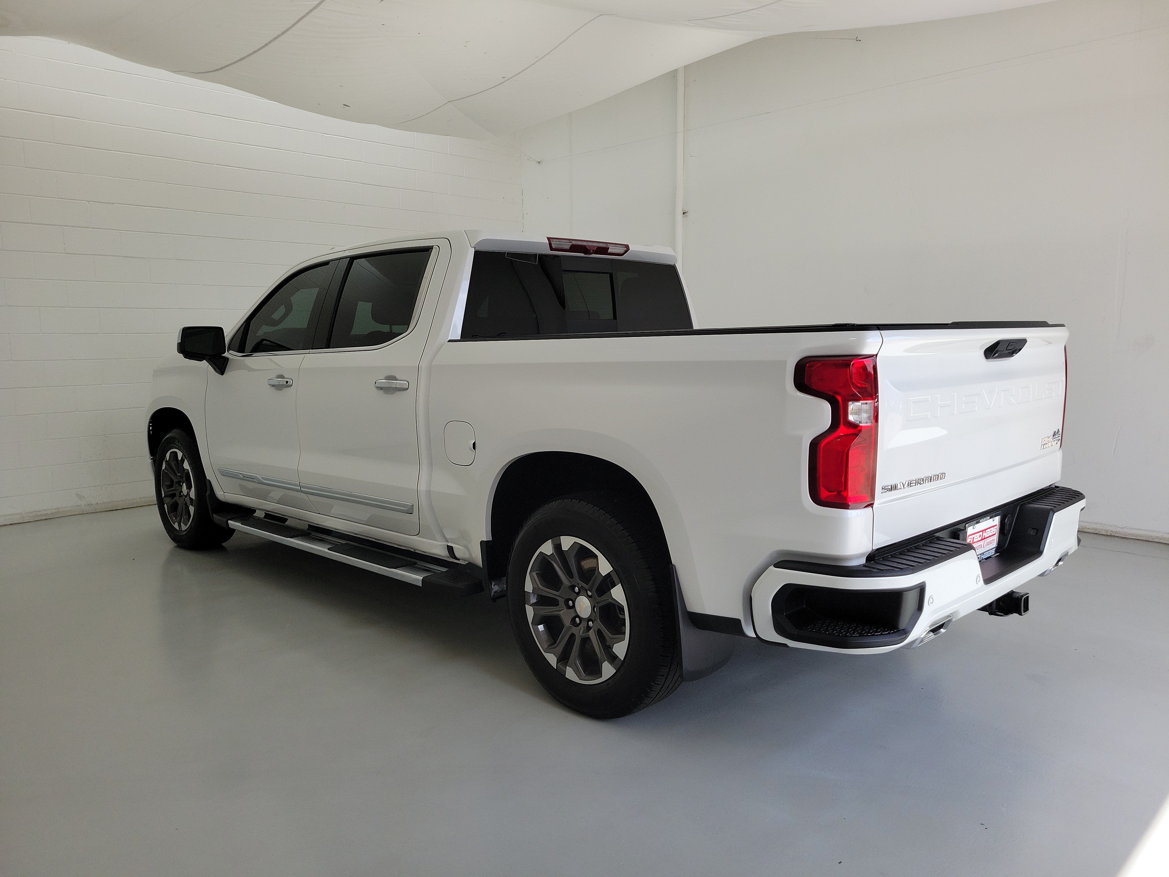 Used 2023 Iridescent Pearl Tricoat Chevrolet High Country image 7