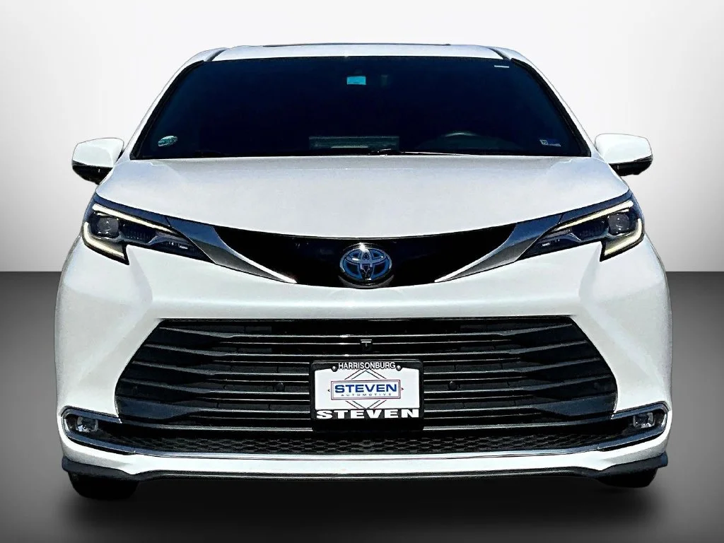 Used 2025 Wind Chill Pearl Toyota Platinum image 2
