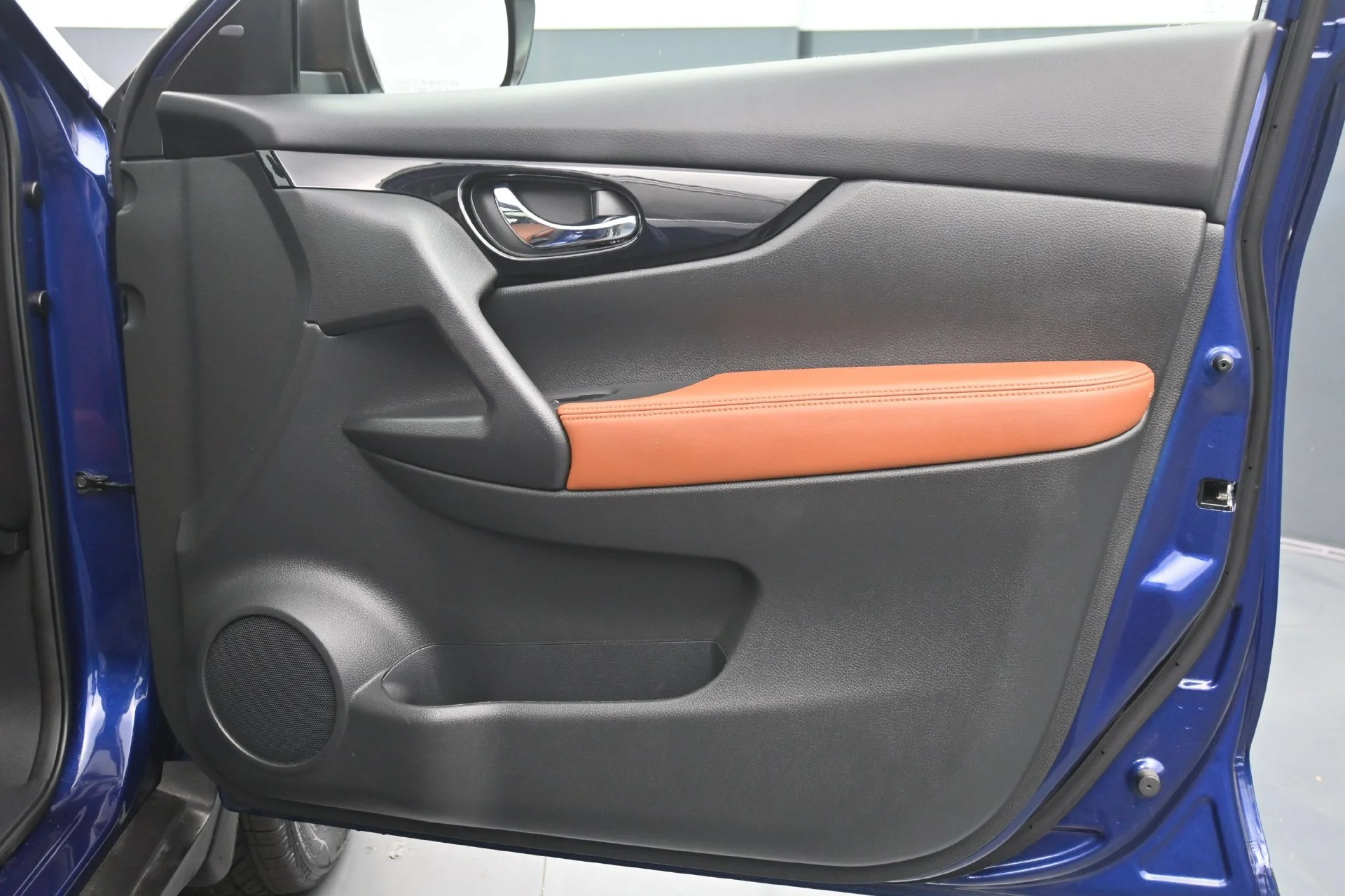 Used 2017 Caspian Blue Nissan SL image 12