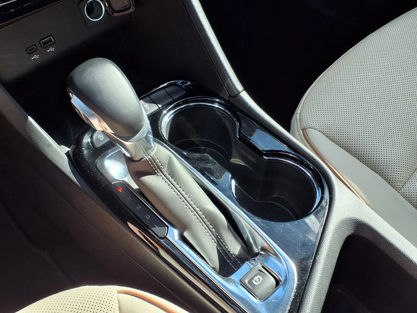 Used 2024 White Frost Tricoat Buick Avenir image 5