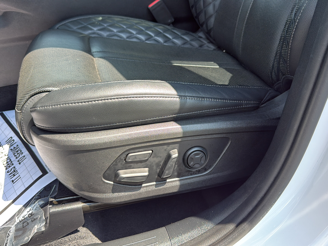 Used 2022 White Kia X-Line SX Prestige image 18
