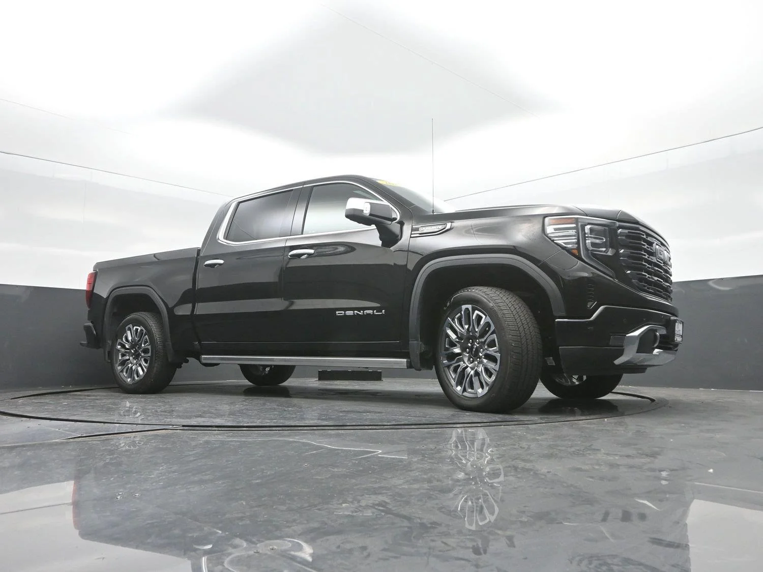 Used 2025 Onyx Black GMC Denali Ultimate image 41