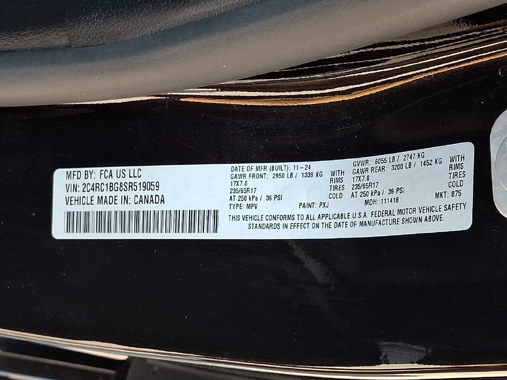 Used 2025 Diamond Black Crystal Pearlcoat Chrysler Select image 28