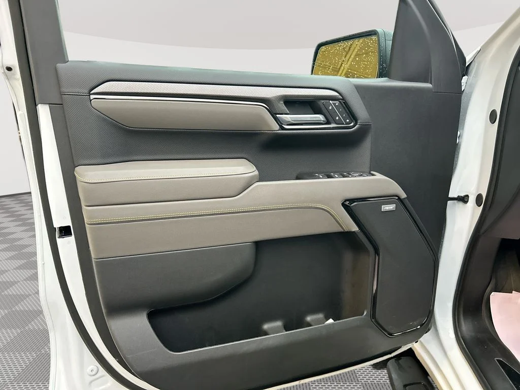 Used 2025 White Chevrolet ZR2 image 27