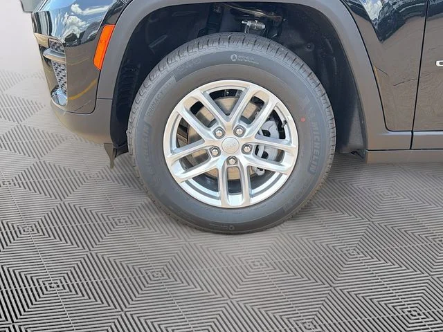 New 2026 Diamond Black Crystal Pearlcoat Jeep Laredo X image 34