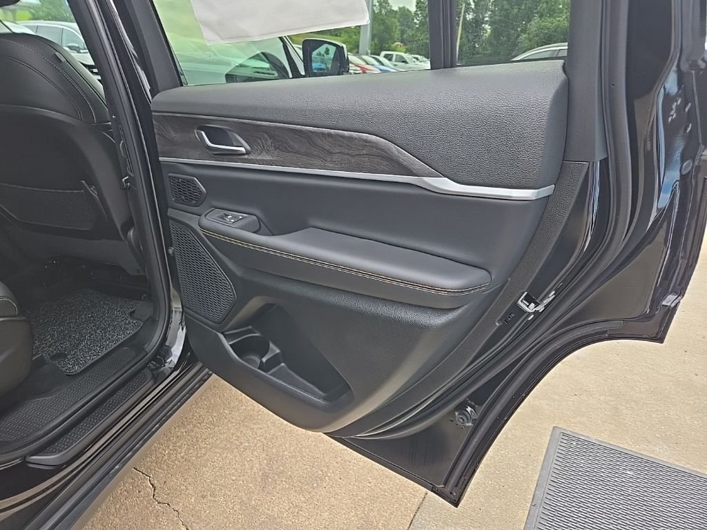 New 2026 Diamond Black Crystal Pearl-Coat Exterior Paint Jeep  image 84