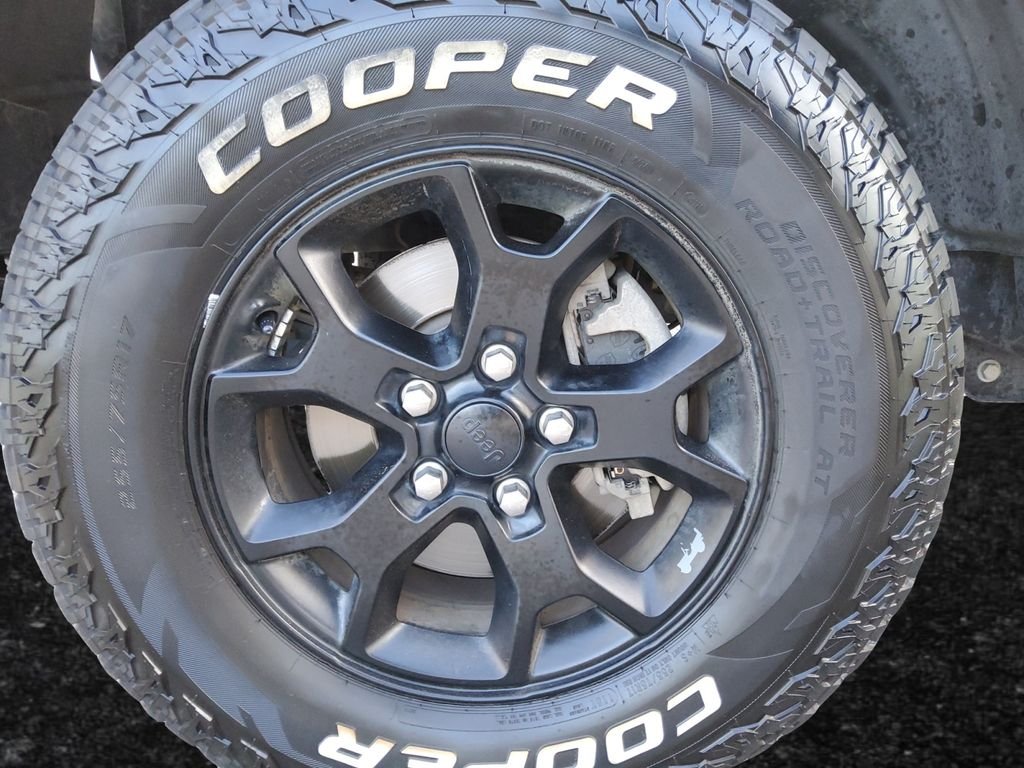 Used 2020 Green Jeep Sport image 27
