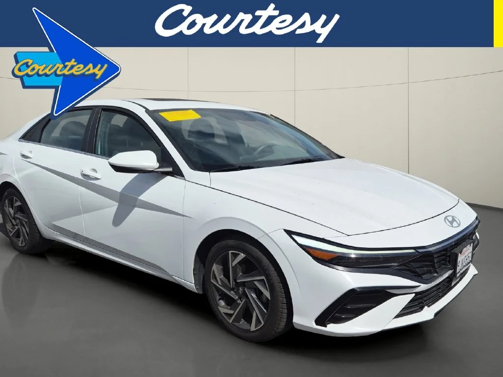 Used 2024 White Hyundai SEL image 1