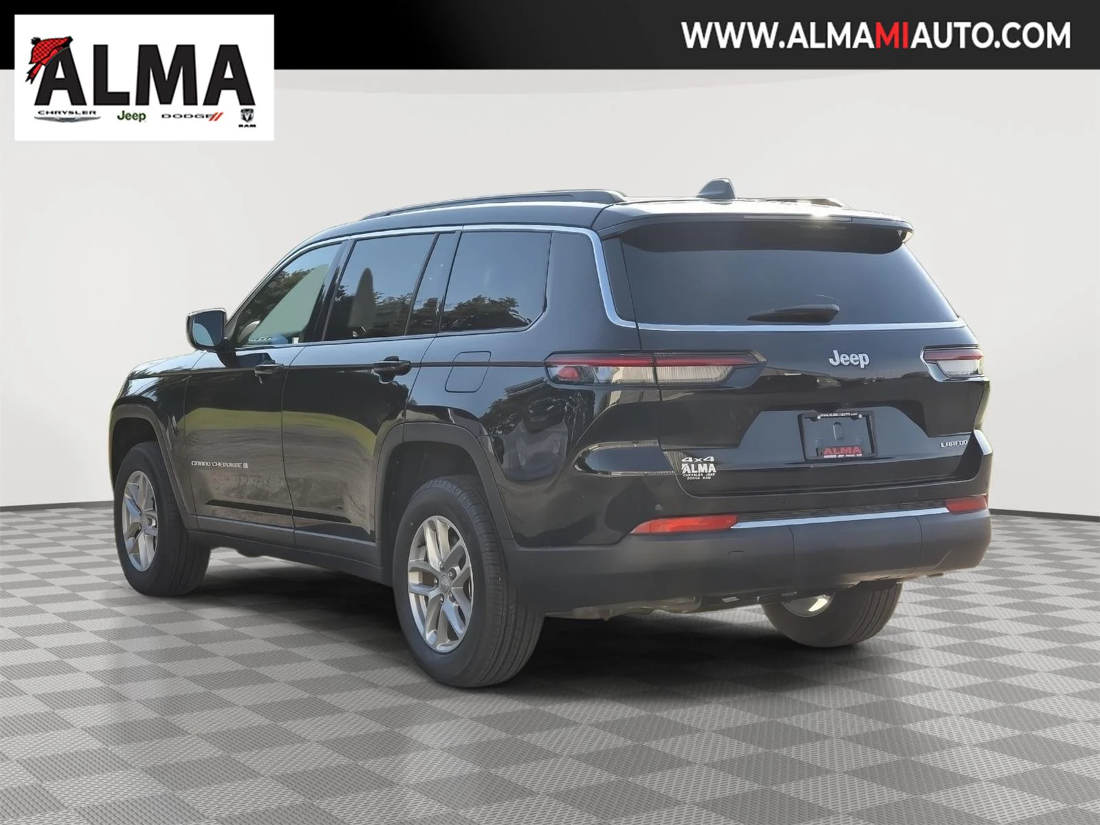 New 2026 Diamond Black Crystal Pearl-Coat Exterior Paint Jeep Laredo X image 5