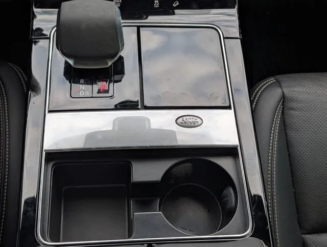 Used 2022 Black Land Rover R-Dynamic S image 10