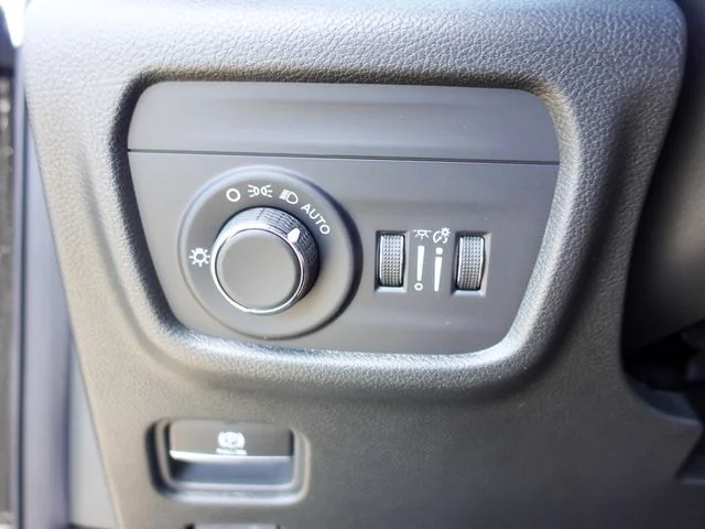 New 2026 Diamond Black Crystal Pearl-Coat Exterior Paint Jeep Altitude image 16