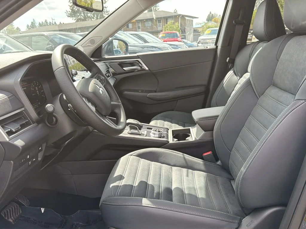 New 2025 Black Diamond Mitsubishi SE image 11