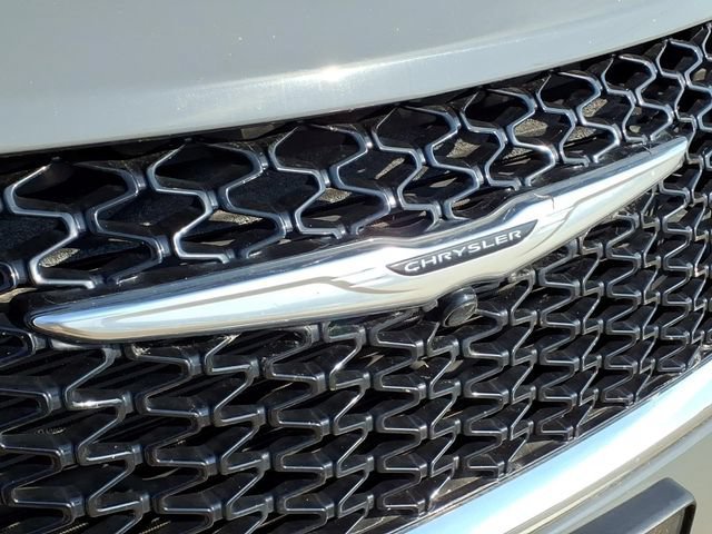 Used 2025  Chrysler Select image 26
