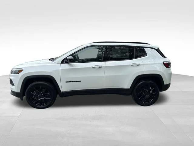 New 2026 Bright White Clear-Coat Exterior Paint Jeep Latitude image 4