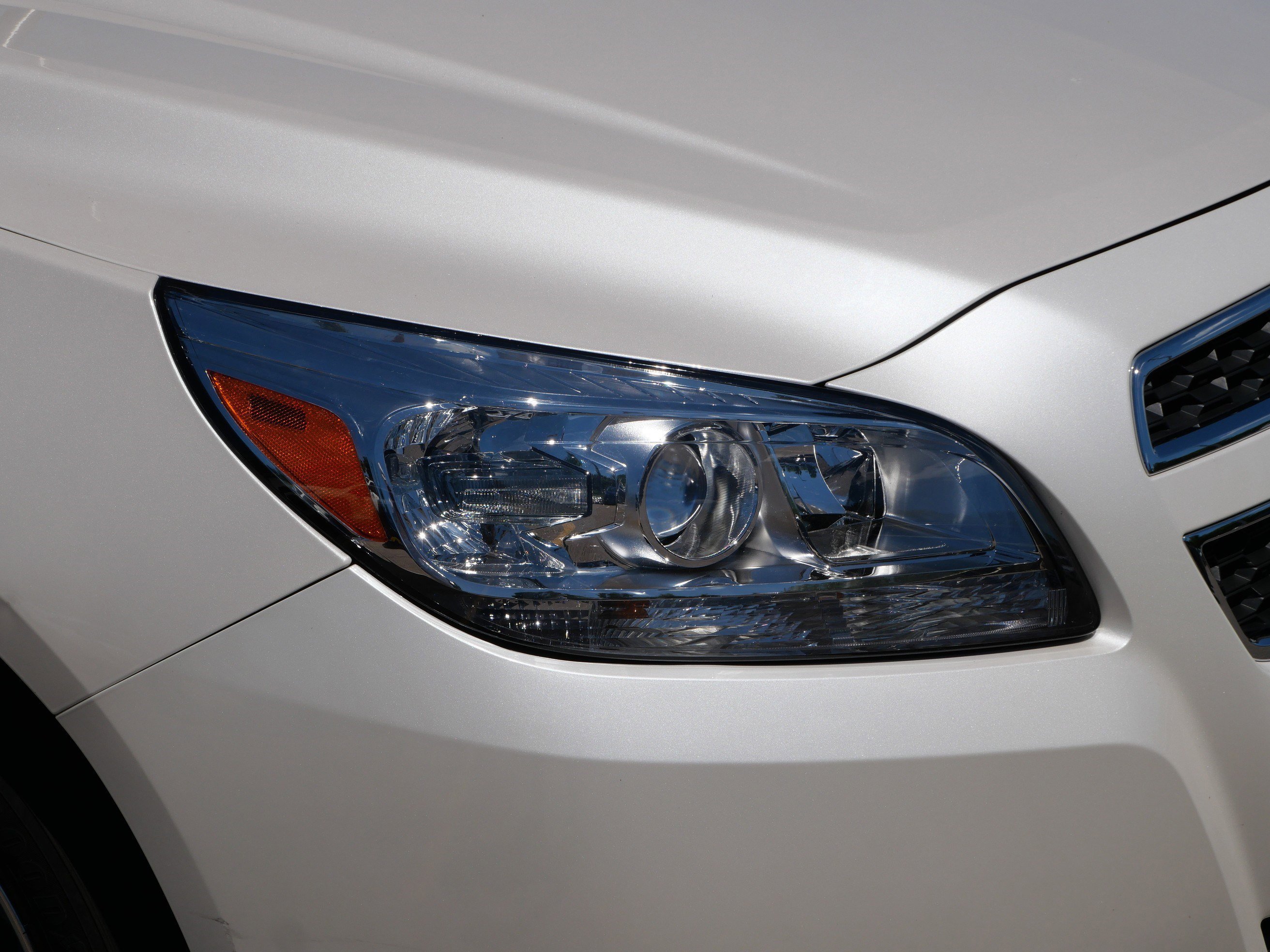 Used 2013 White Diamond Tricoat Chevrolet ECO image 16