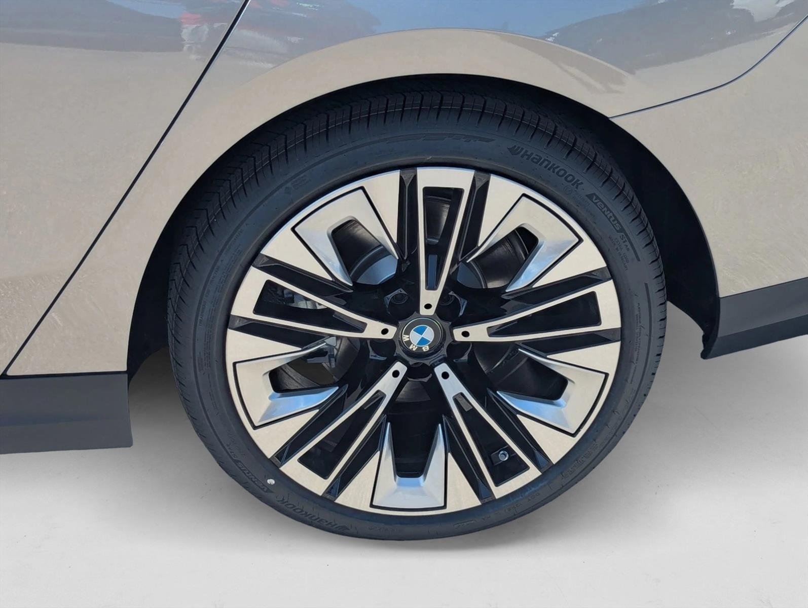 Used 2026 Oxide Grey Metallic BMW 530i image 9