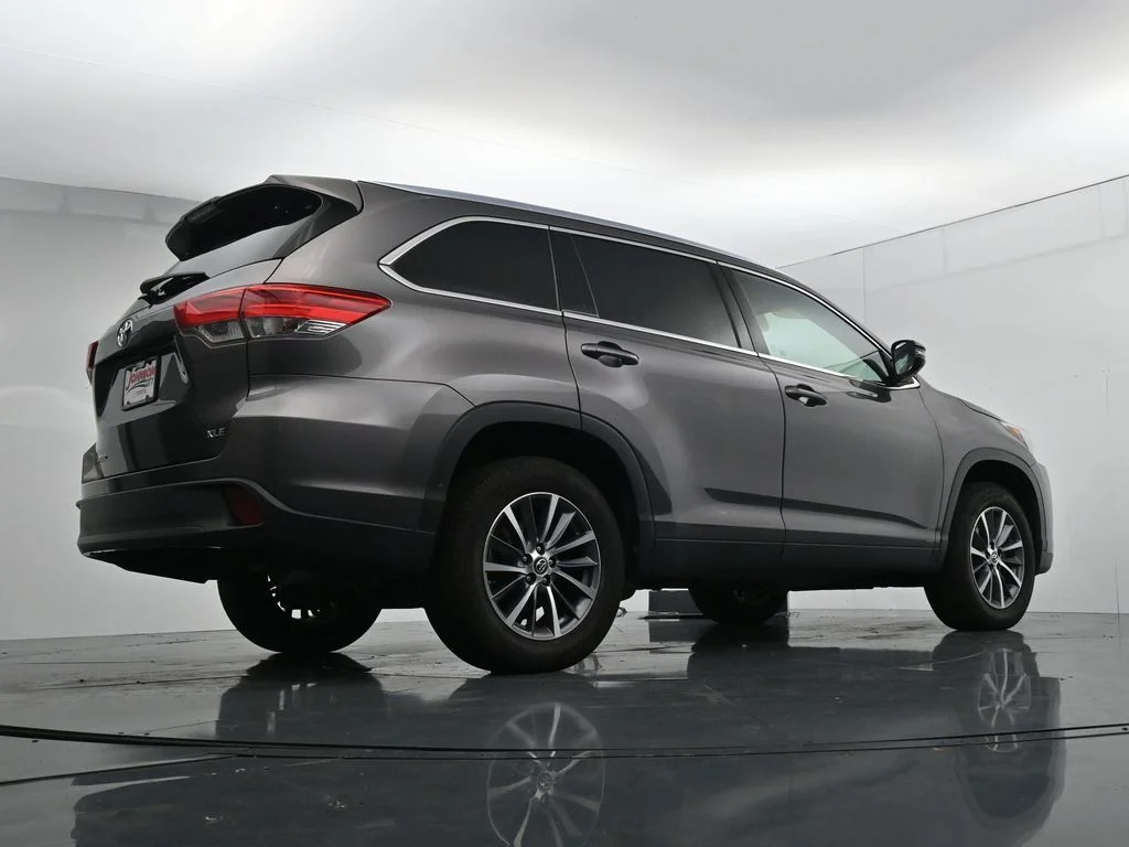 Used 2019 Gray Toyota XLE image 36