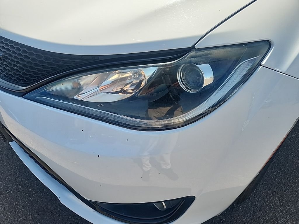Used 2019 Bright White Clearcoat Chrysler Touring L image 6
