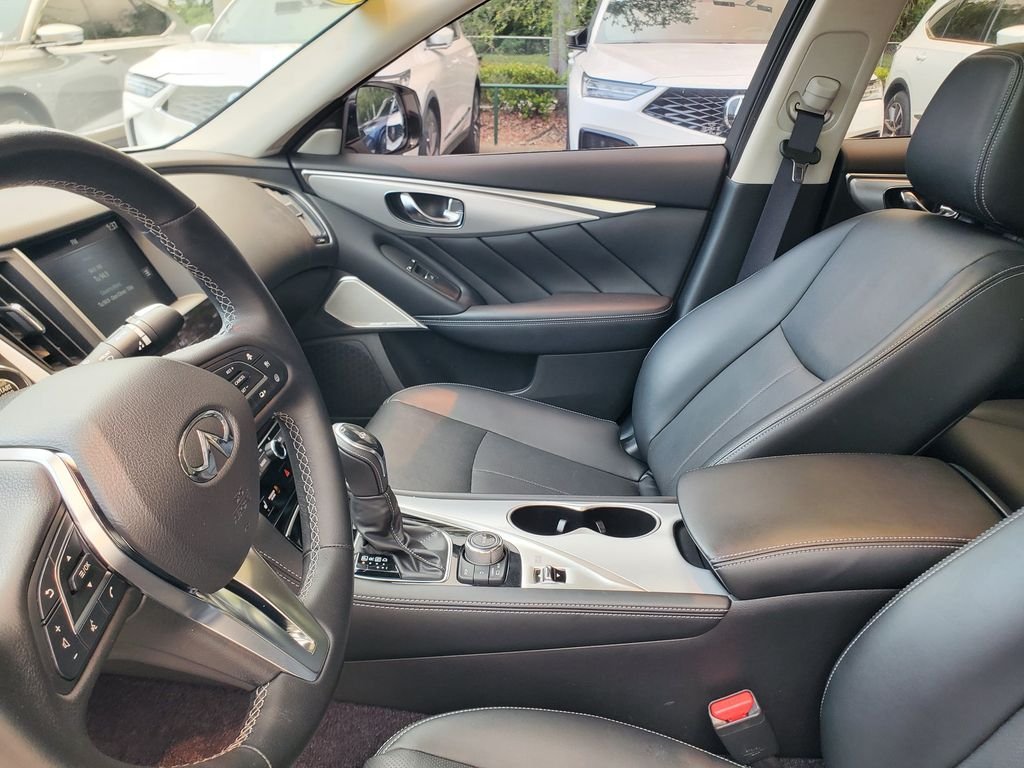 Used 2023 White INFINITI LUXE image 14