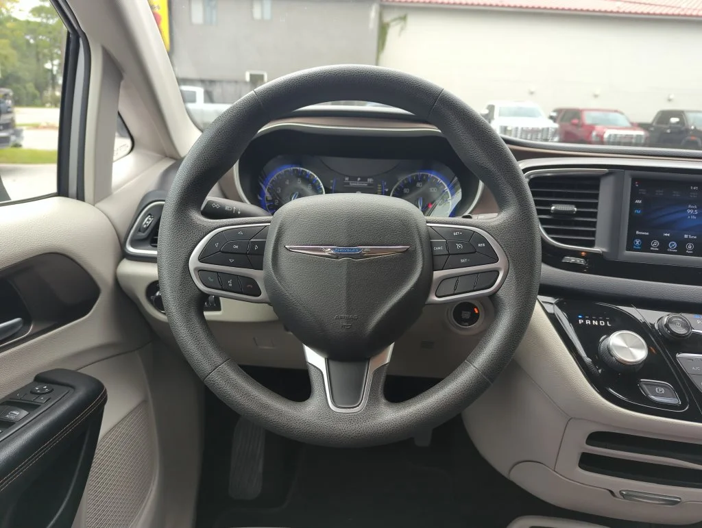 Used 2018 Silver Chrysler L image 16