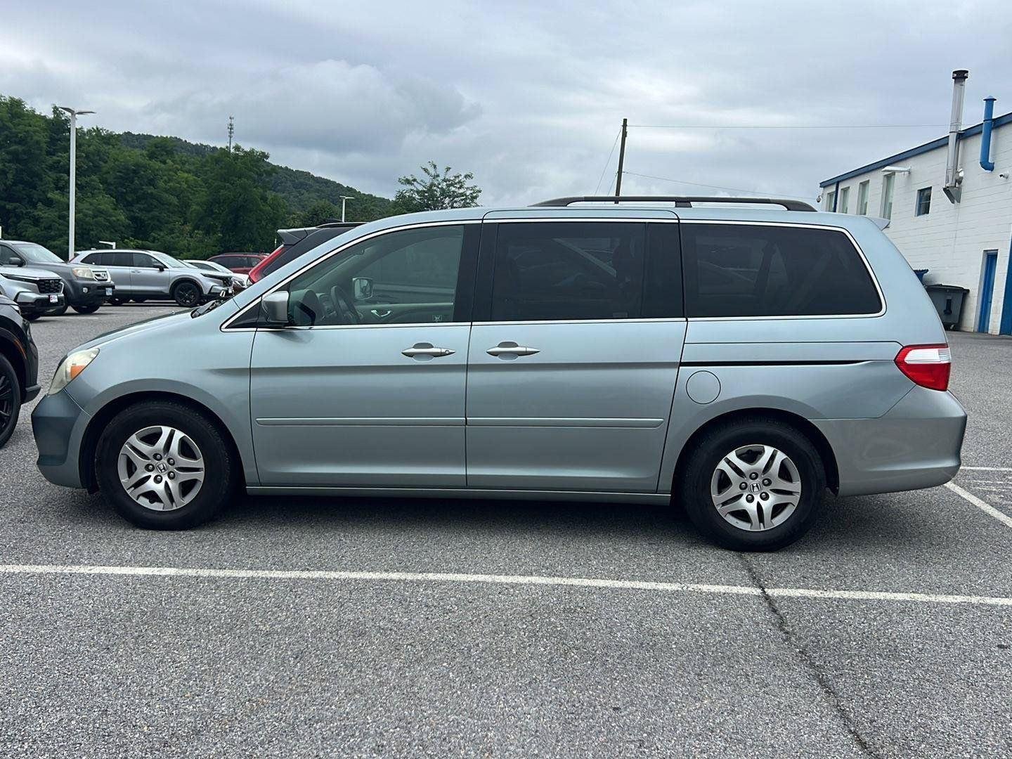 Used 2005  Honda EX-L image 2