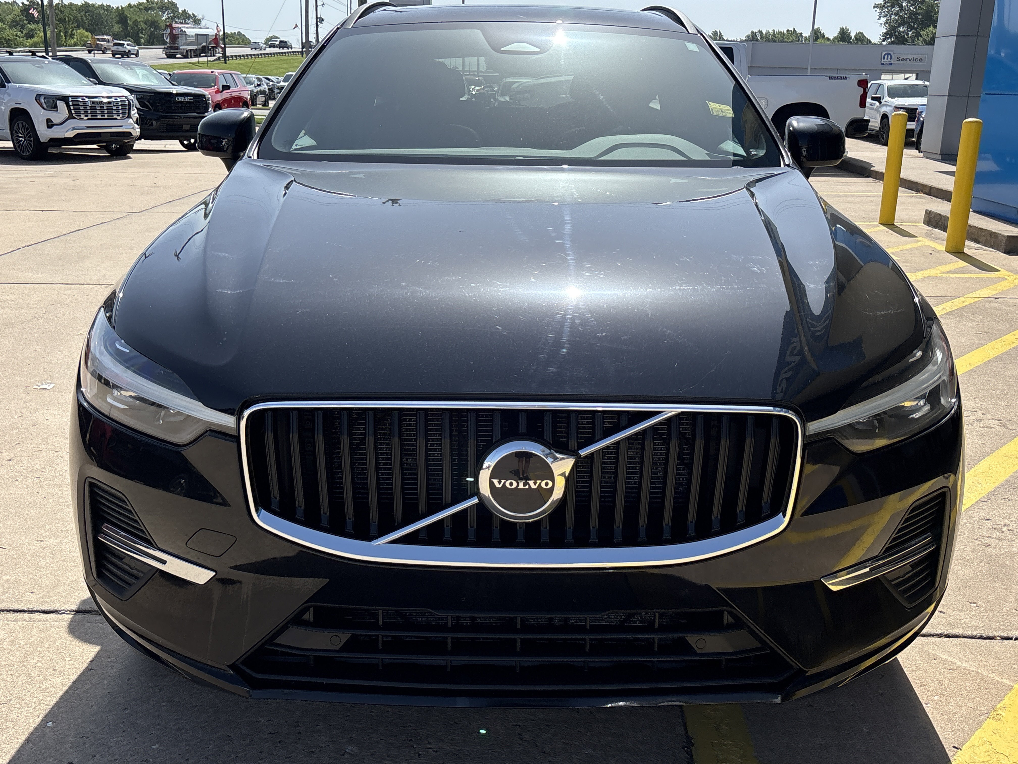 Used 2022 Onyx Black Metallic Volvo Momentum image 12
