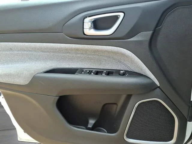 Used 2024  Jeep Latitude image 16