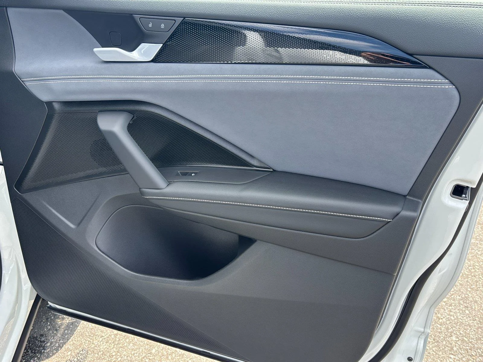 New 2026 Opal White w/Deep Black Roof Volkswagen SE R-Line Black image 38