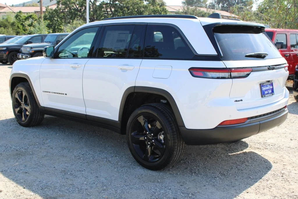 New 2026 Bright White Clear-Coat Exterior Paint Jeep Limited image 6