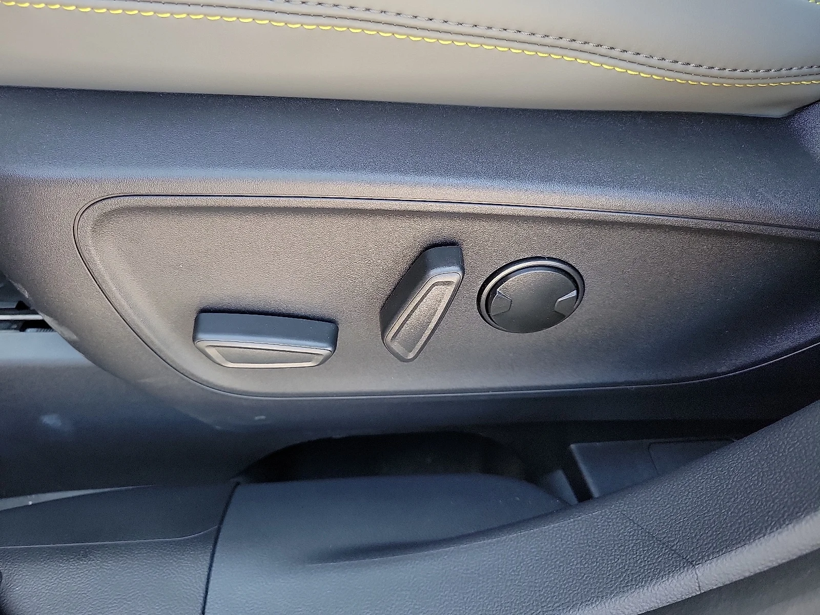 New 2025 Azure Gray Metallic Tri-Coat Ford Badlands&reg; image 13