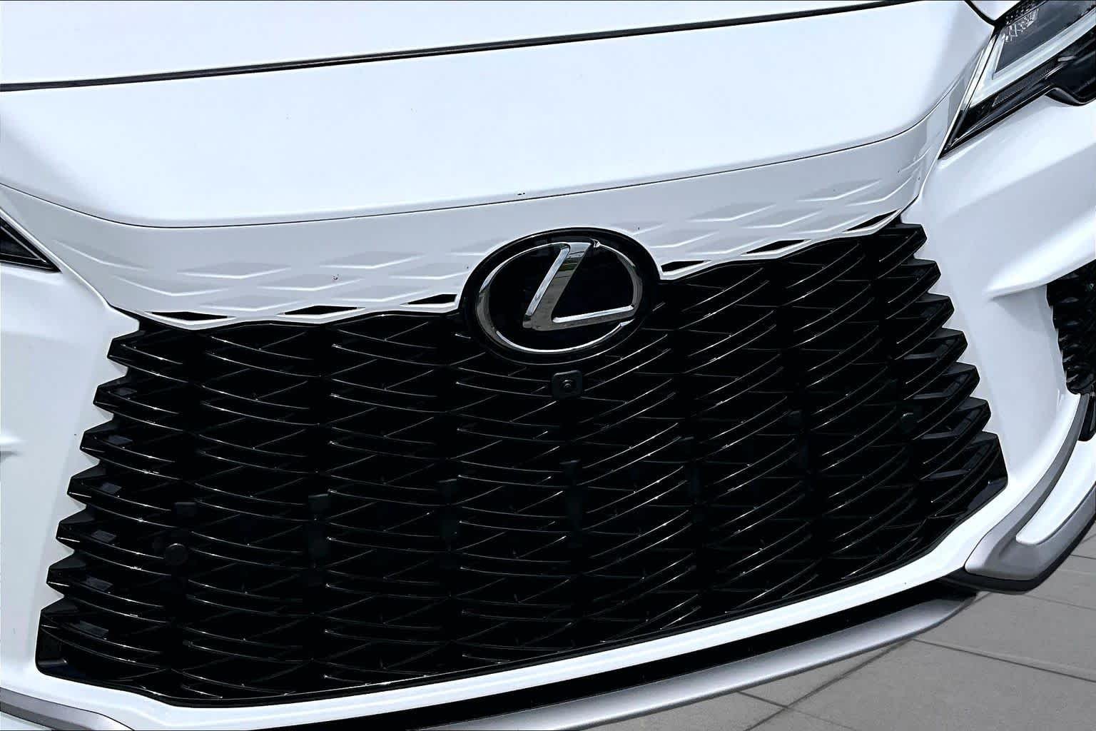 Used 2024 Ultra White Lexus F SPORT Handling image 30
