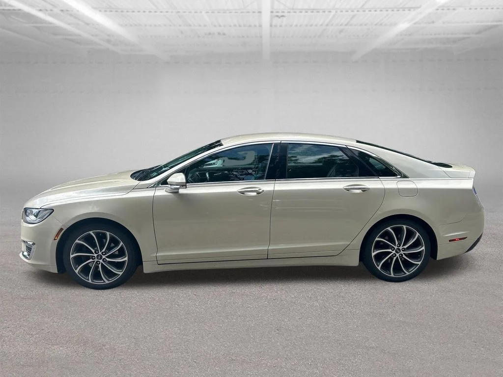 Used 2018  Lincoln Premiere image 2