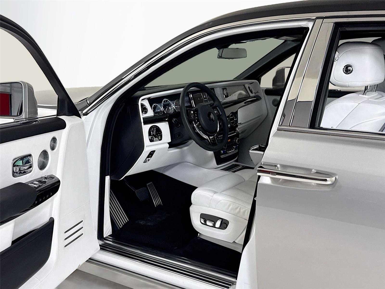 Used 2023  Rolls-Royce  image 12