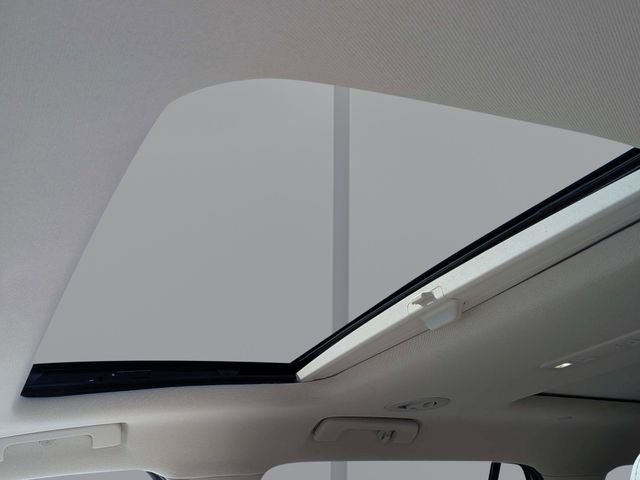 Used 2021 White GMC Denali image 22