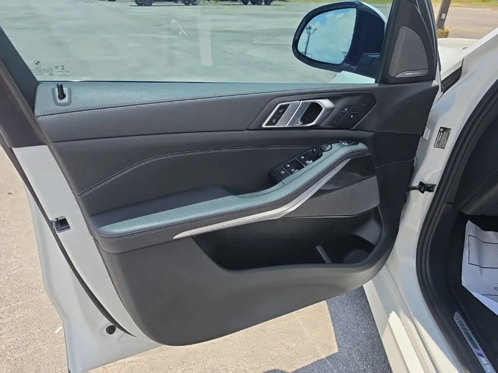 Used 2022 White BMW M50i image 18