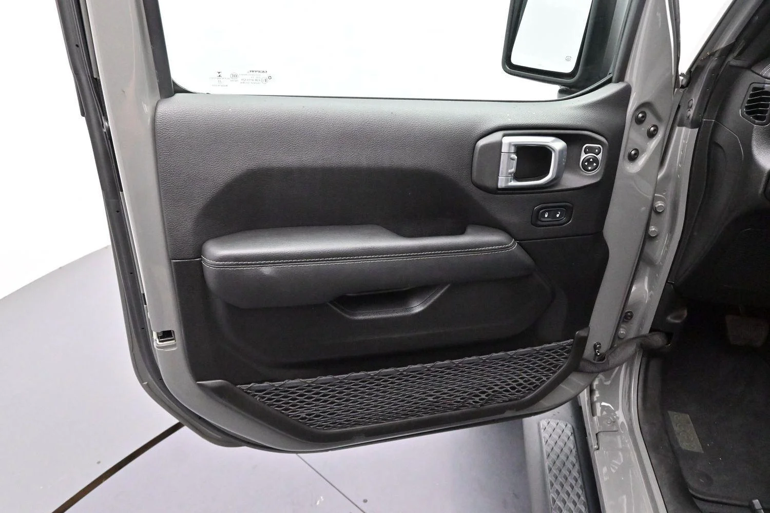 Used 2022 Sting-Gray Clearcoat Jeep Overland image 9