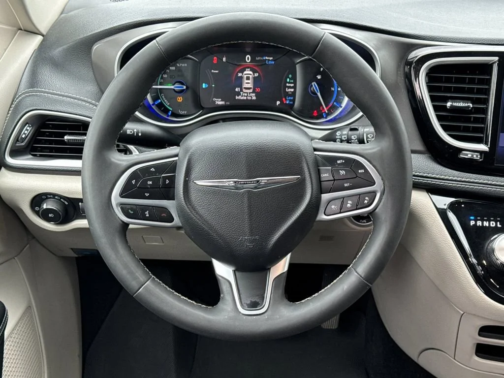 Used 2023  Chrysler Hybrid Touring L image 14