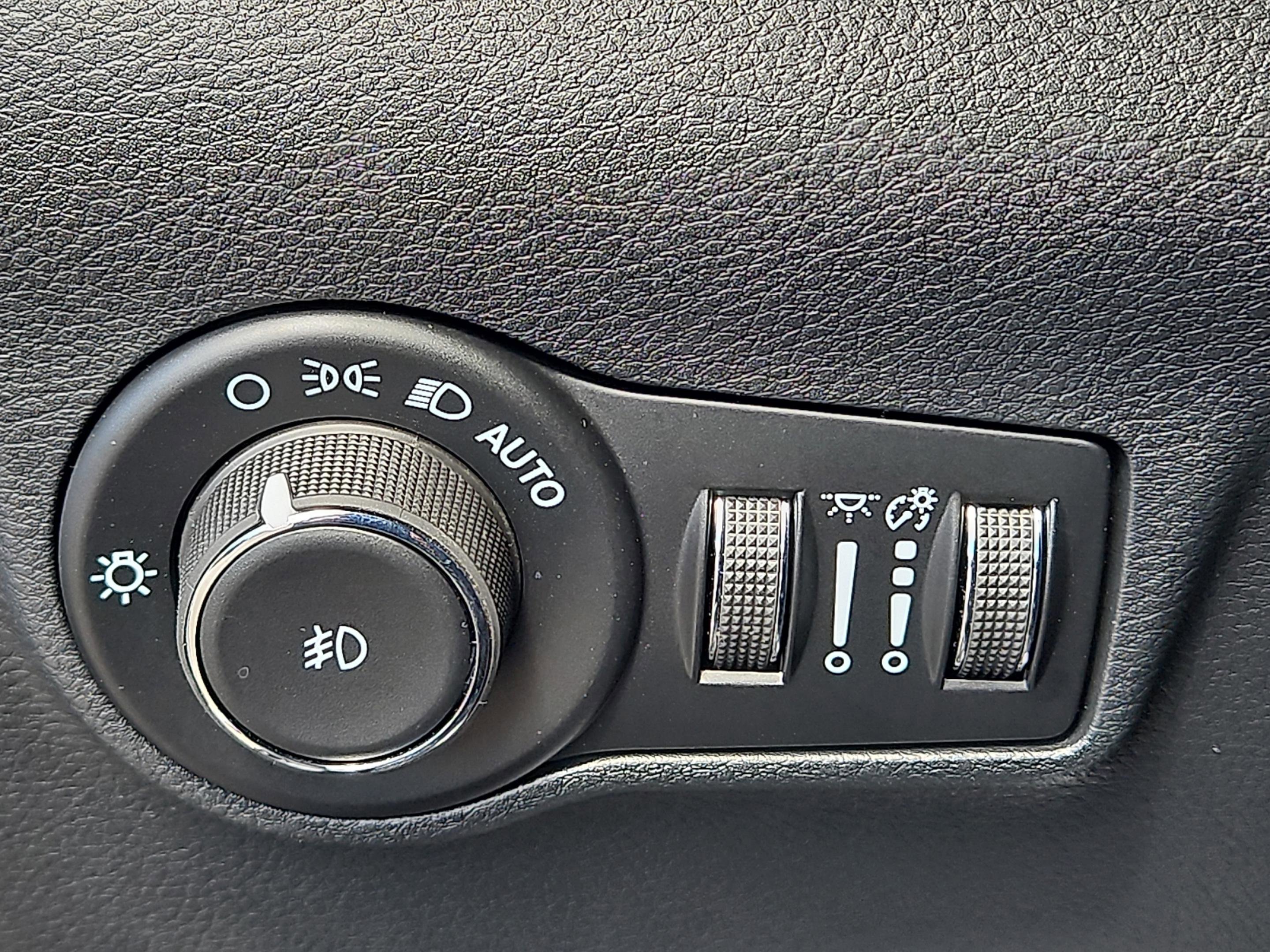 New 2026 Diamond Black Crystal Pearl-Coat Exterior Paint Jeep Latitude Altitude image 19